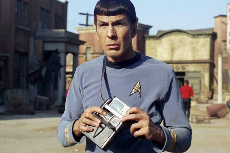 cuplikan adegan yang diperankan Leonard Nimoy saat memegang tricorder-nya (dok. Paramount Television/Star Trek)