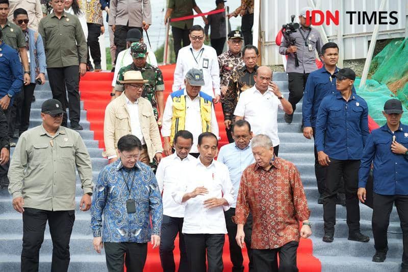Presiden Jokowi bersama pejabat sebelum Groundbreaking Astra Biz Center dan Nusantara Botanical Garden di IKN. Foto Humas OIKN (IDN Times/Ervan)