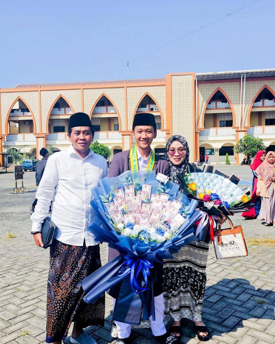potret kelulusan putra KH Anwar Zahid (instagram.com/abahanza_official)
