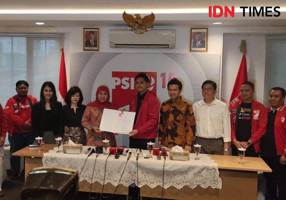 Khofifah Indar Parawansa dan Emil Dardak terima surat rekomendasi untuk maju Pilkada Jatim dari PSI (IDN Times/Yosafat Diva Bayu Wisesa)