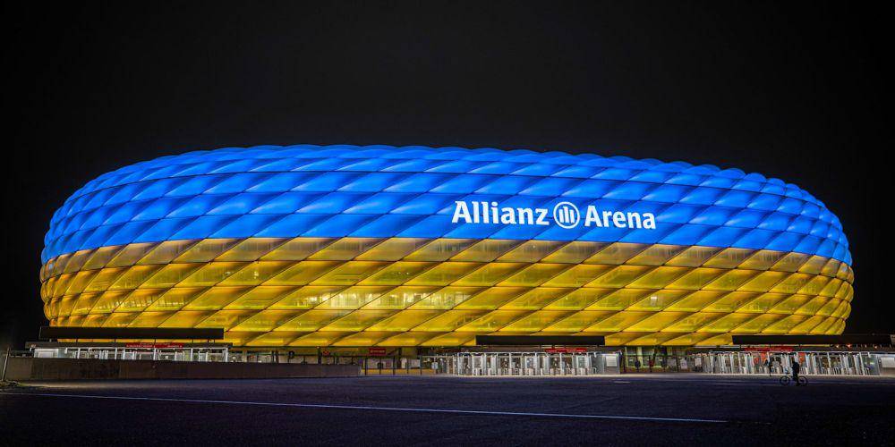 dukungan Allianz Arena terhadap Ukraina (fcbayern.com)