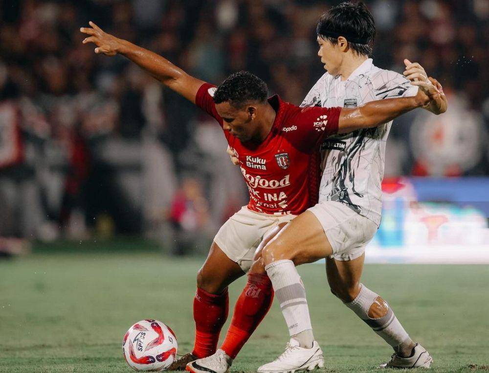 Eber Bessa (kiri) dihadang pemain Borneo FC. (Instagram.com/baliunitedfc)