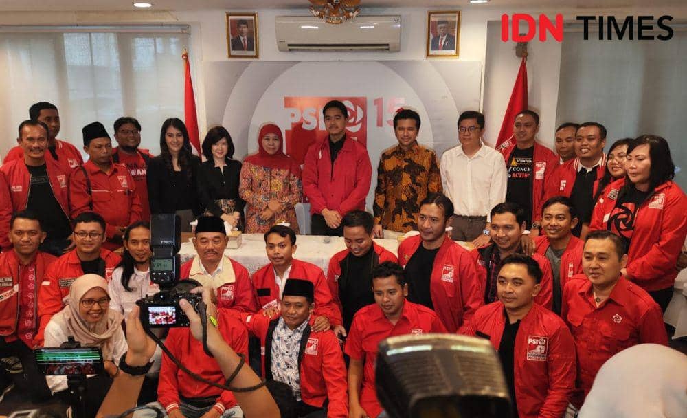 Khofifah Indar Parawansa dan Emil Dardak terima surat rekomendasi untuk maju Pilkada Jatim dari PSI (IDN Times/Yosafat Diva Bayu Wisesa)