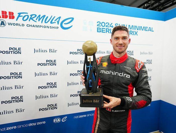 Edoardo Mortara meraih pole position di sesi kualifikasi untuk balapan ke-1 E-Prix Berlin 2024. (fiaformulae.com)