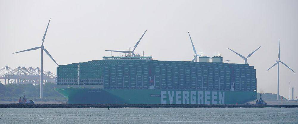 potret salah satu kapal kontainer terbesar di dunia Evergreen Ever Ace dengan kapasitas angkut 23.992 TEU yang sedang memasuki Pelabuhan Rotterdam (commons.wikimedia.org/Kees Torn)
