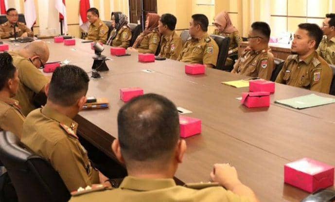Penyerahan surat penugasan Plh Bupati Mesuji kepada Kepala Disdukcapil Lampung, Lukman. (Dok. Pemprov Lampung).