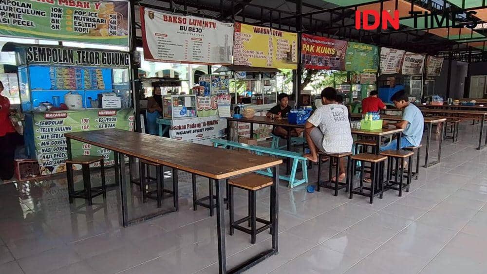 Gas LPG sulit didapat para pelaku usaha kecil warung makan dan angkringan terpaksa gunakan arang. IDN Times/ Riyanto.