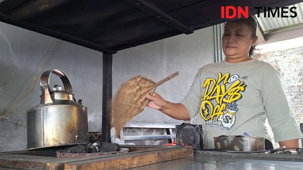 Gas LPG sulit didapat para pelaku usaha kecil warung makan dan angkringan terpaksa gunakan arang. IDN Times/ Riyanto.