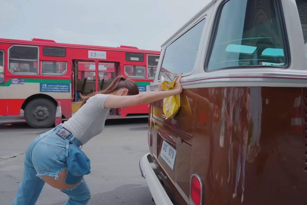 potret kebersamaan Mario Maurer dan Taew Natapohn saat naik mobil antik (youtube.com/MarioWorldChannel)