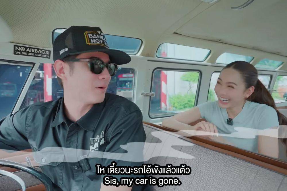 potret kebersamaan Mario Maurer dan Taew Natapohn saat naik mobil antik (youtube.com/MarioWorldChannel)