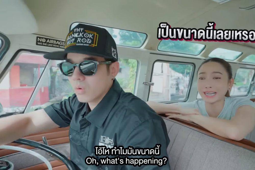 potret kebersamaan Mario Maurer dan Taew Natapohn saat naik mobil antik (youtube.com/MarioWorldChannel)
