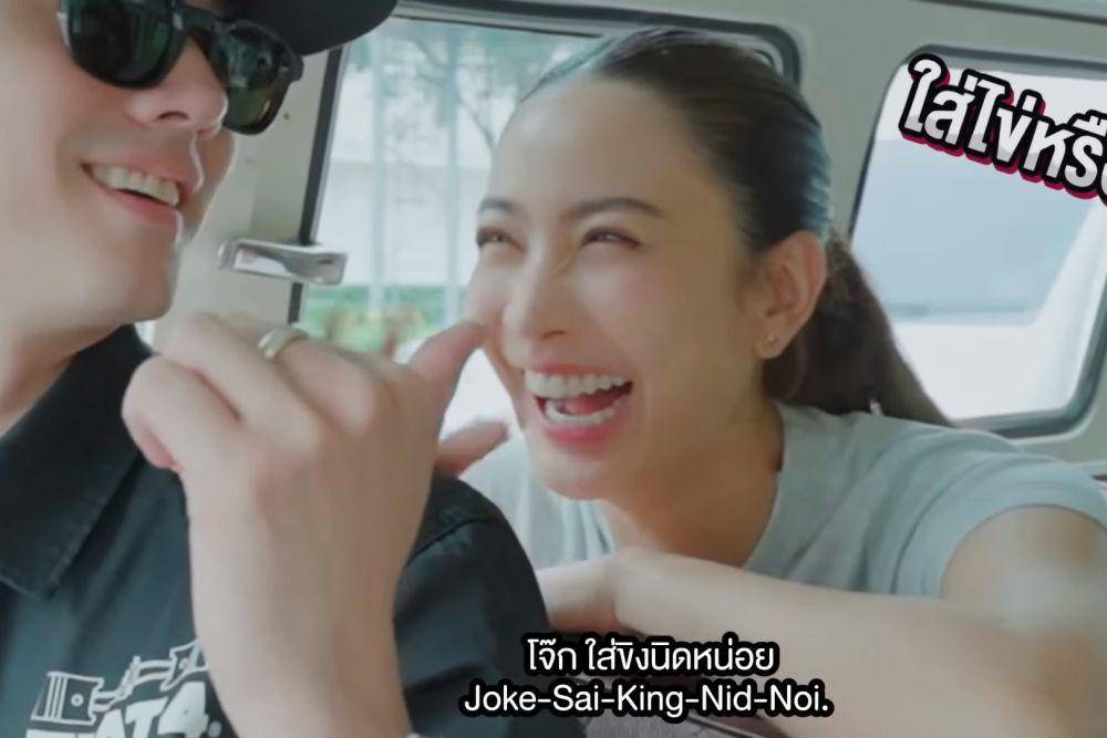 potret kebersamaan Mario Maurer dan Taew Natapohn saat naik mobil antik (youtube.com/MarioWorldChannel)