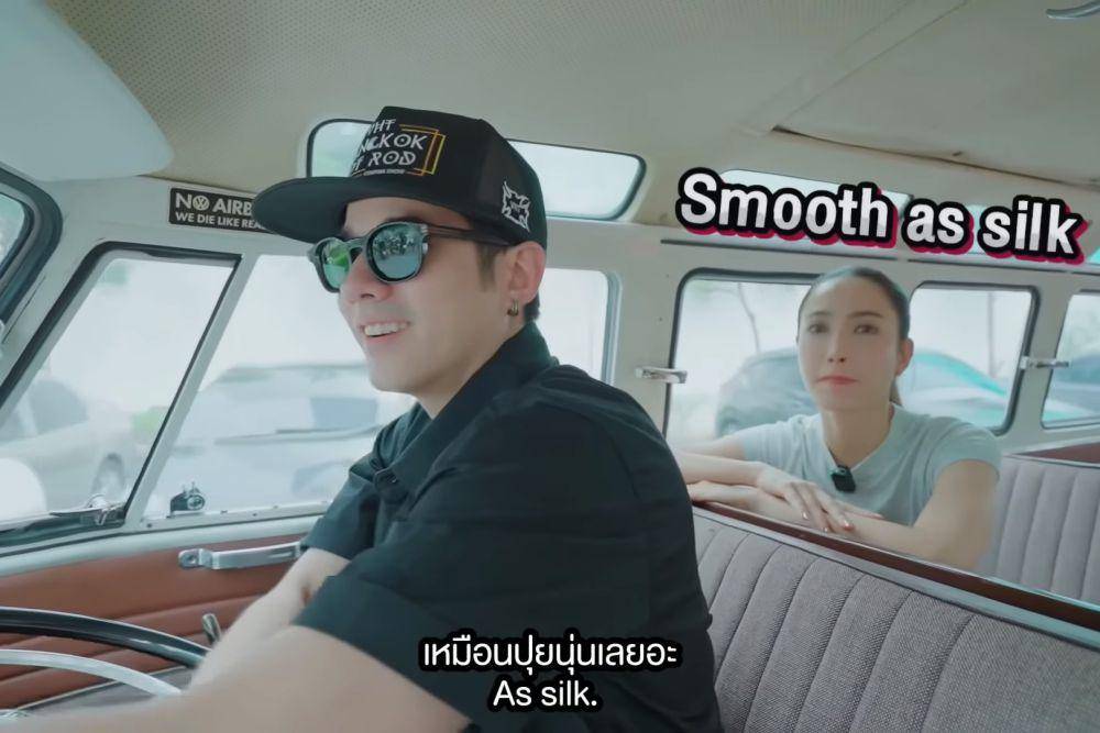 potret kebersamaan Mario Maurer dan Taew Natapohn saat naik mobil antik (youtube.com/MarioWorldChannel)