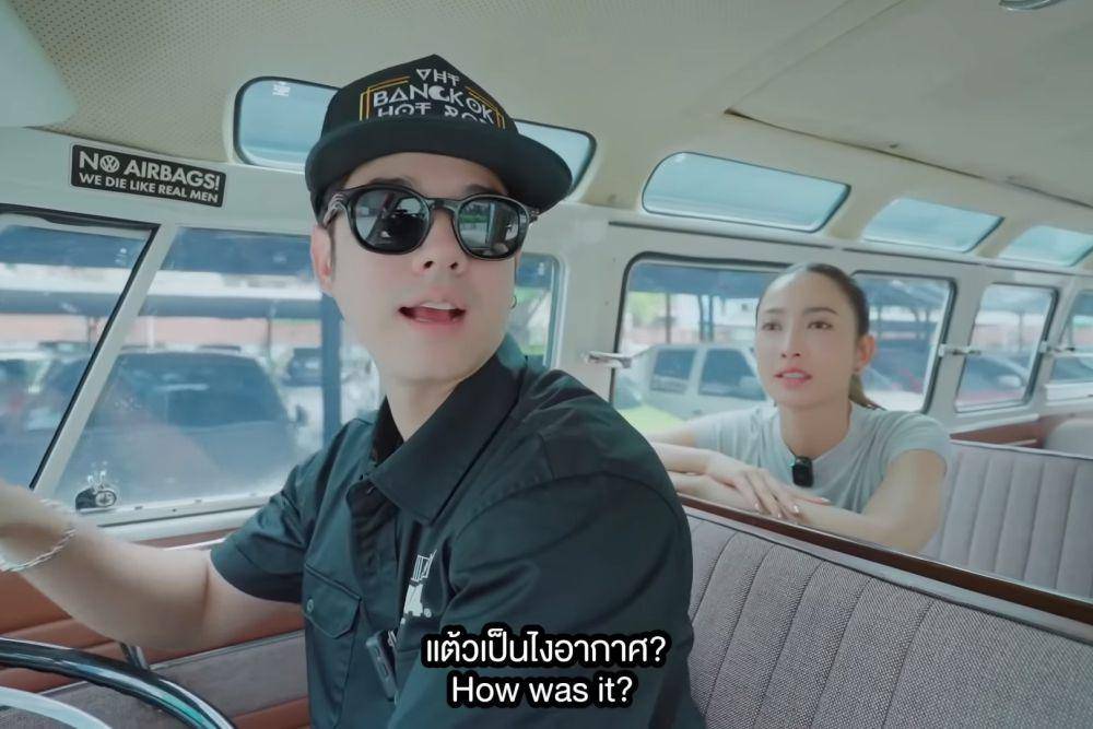 potret kebersamaan Mario Maurer dan Taew Natapohn saat naik mobil antik (youtube.com/MarioWorldChannel)
