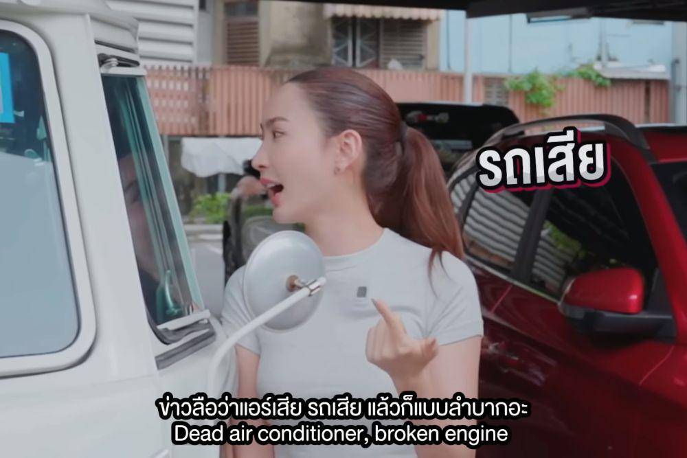 potret kebersamaan Mario Maurer dan Taew Natapohn saat naik mobil antik (youtube.com/MarioWorldChannel)