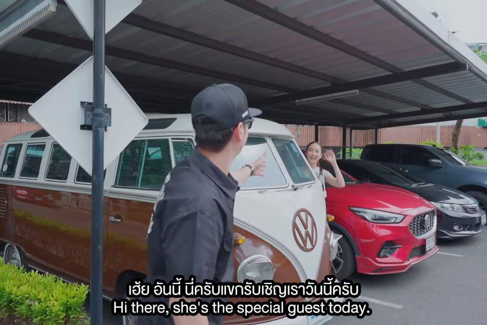 potret kebersamaan Mario Maurer dan Taew Natapohn saat naik mobil antik (youtube.com/MarioWorldChannel)
