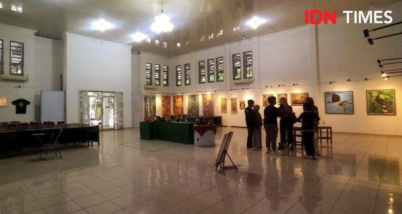 Suasana pengunjung saat melihat pameran foto di Unimed (IDN Times/Indah Permata Sari)