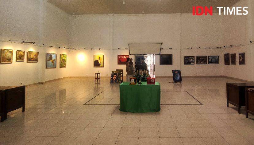 Suasana pengunjung saat melihat pameran foto di Unimed (IDN Times/Indah Permata Sari)