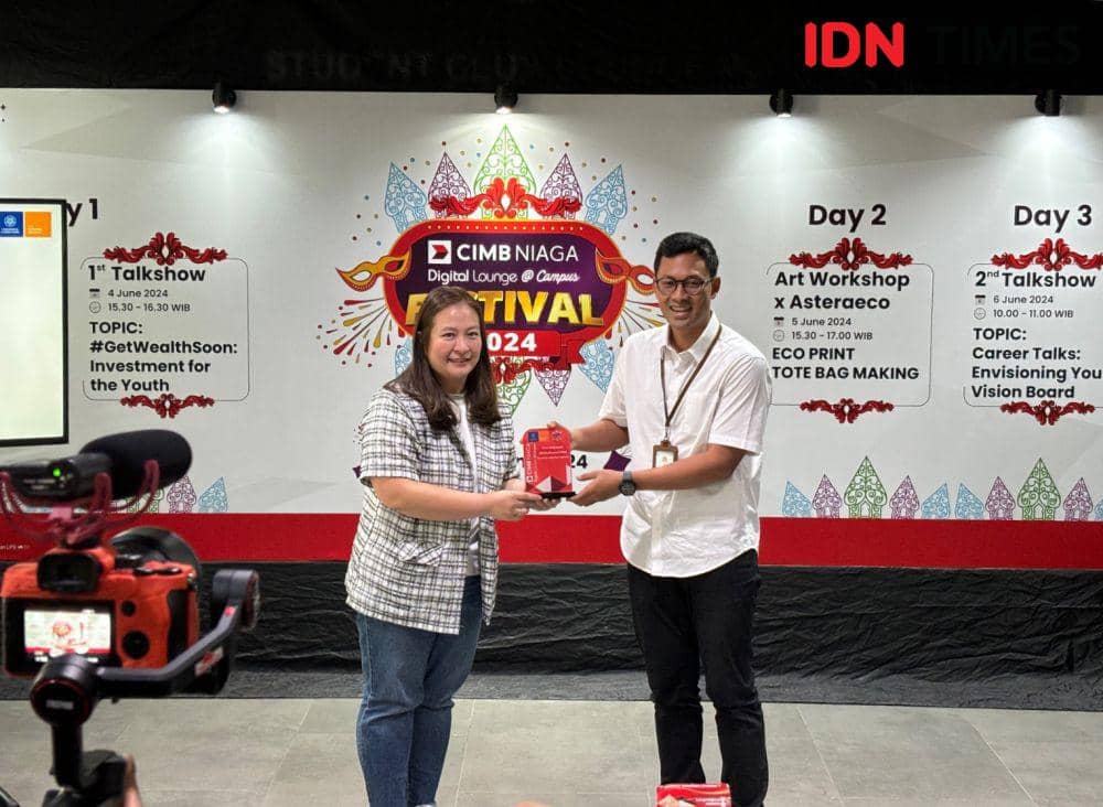 (ki-ka) Head of Digital Banking, Branchless and Partnership CIMB Niaga Lusiana Saleh, dan Wakil Dekan Bidang Penelitian, Pengabdian kepada Masyarakat, Kerja Sama, dan Alumni FEB UGM, Gumilang Aryo Sahadewo. (IDN Times/Herlambang Jati Kusumo)