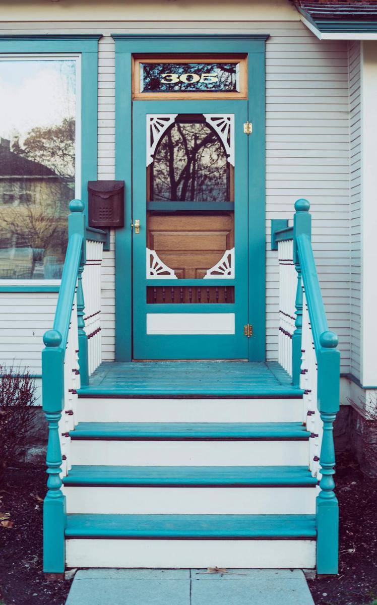 Foto desain pintu warna biru (pexels.com/Brett Sayles)