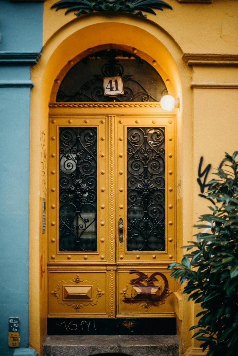 Foto pintu warna kuning (pexels.com/cottonbro studio)