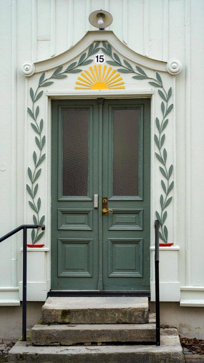 Foto desain pintu warna hijau (pexels.com/Damir)