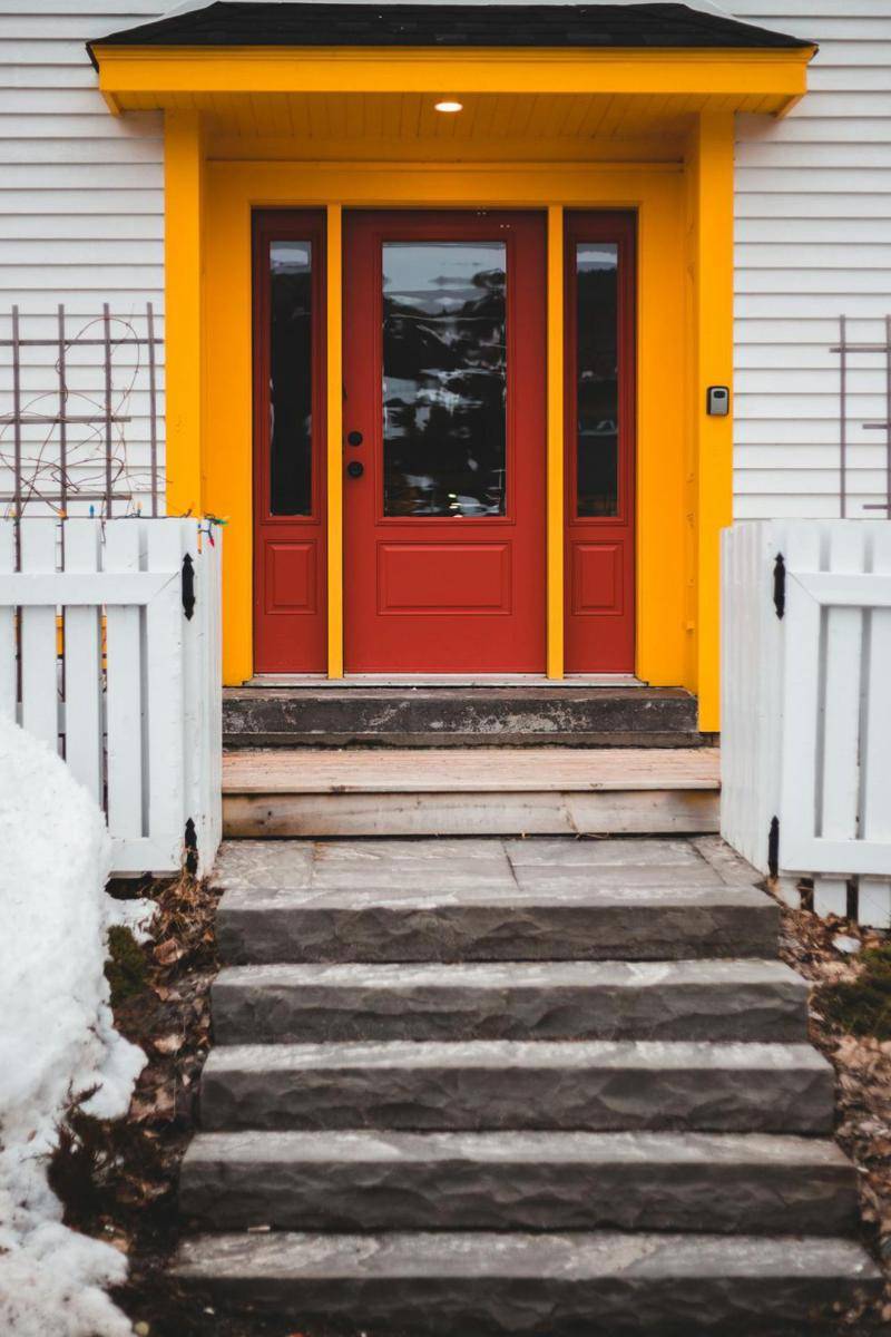 Foto desain pintu warna merah dan kuning (pexels.com/Erik Mclean)