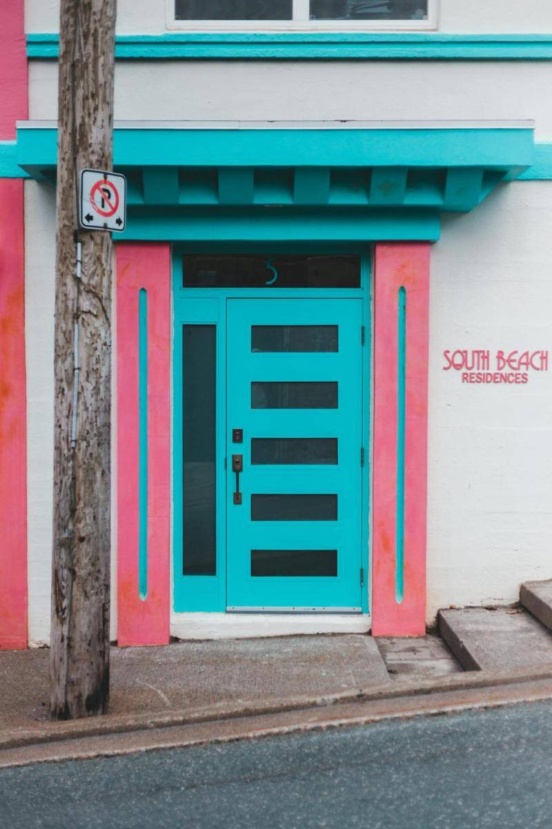Foto pintu warna pink dan biru (pexels.com/Erik Mclean)