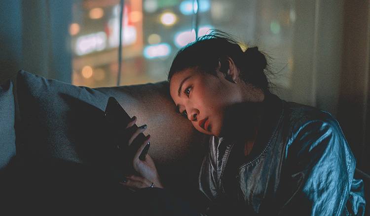 Ilustrasi kesepian sambi memegang Smartphone(Pexels/mikoto)