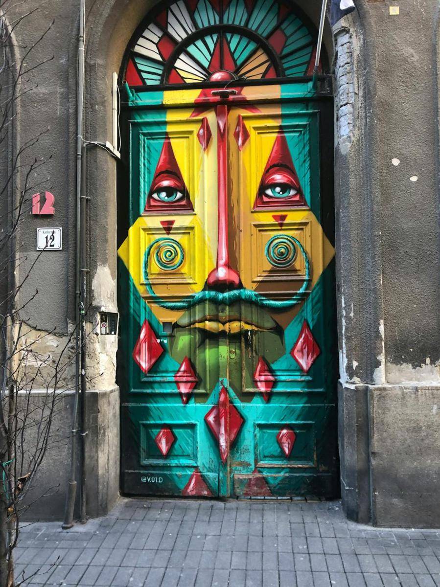 Foto desain pintu warna warni (pexels.com/Nikolett Emmert)