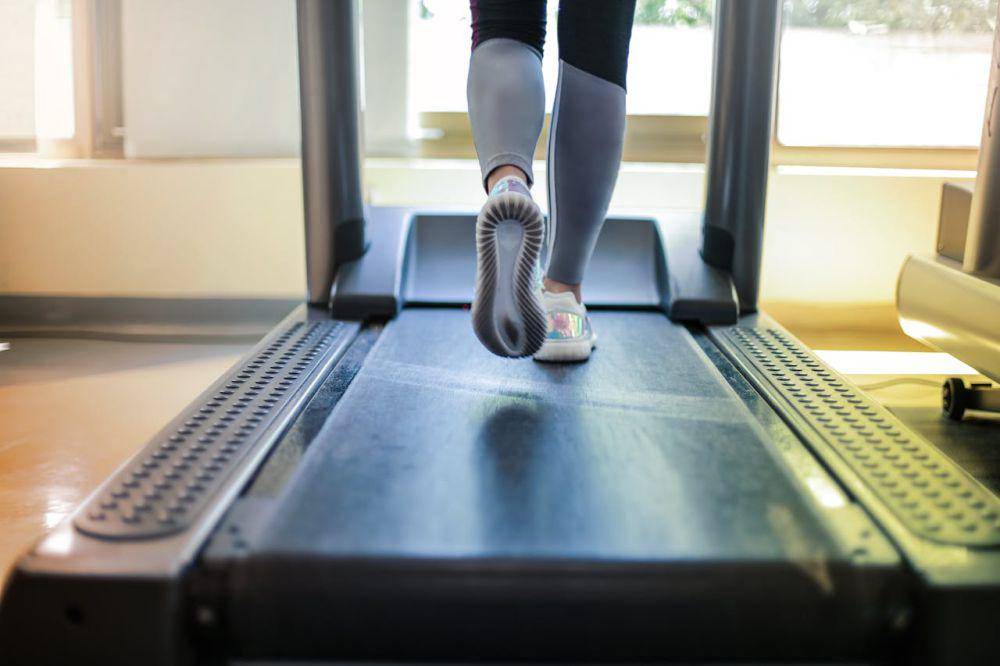 ilustrasi berjalan di treadmill (pexels.com/Andrea Piacquadio)