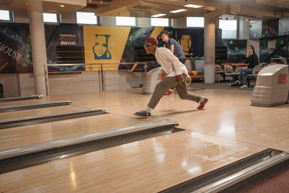 ilustrasi bermain bowling (pexels.com/Pavel Danilyuk)