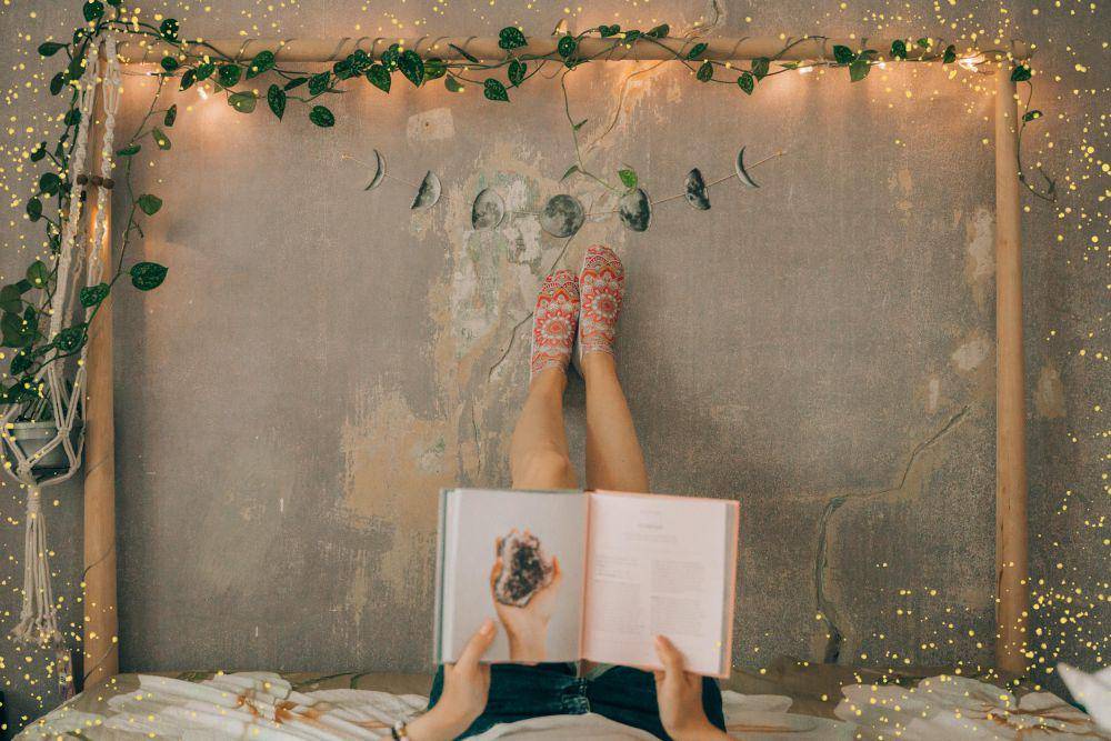 ilustrasi membaca buku di kamar (pexels.com/Alina Vilchenko)