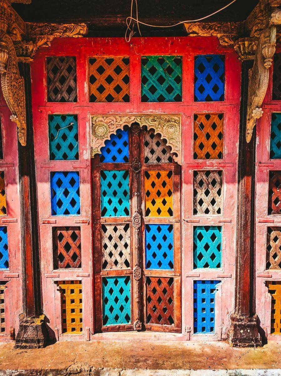 Foto desain pintu colorful (pexels.com/PRIYANk Chheda)