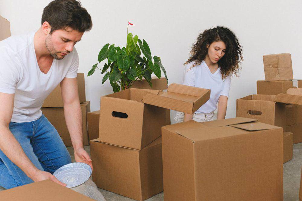 ilustrasi packing dengan metode double-boxing (pexels.com/SHVETS production)