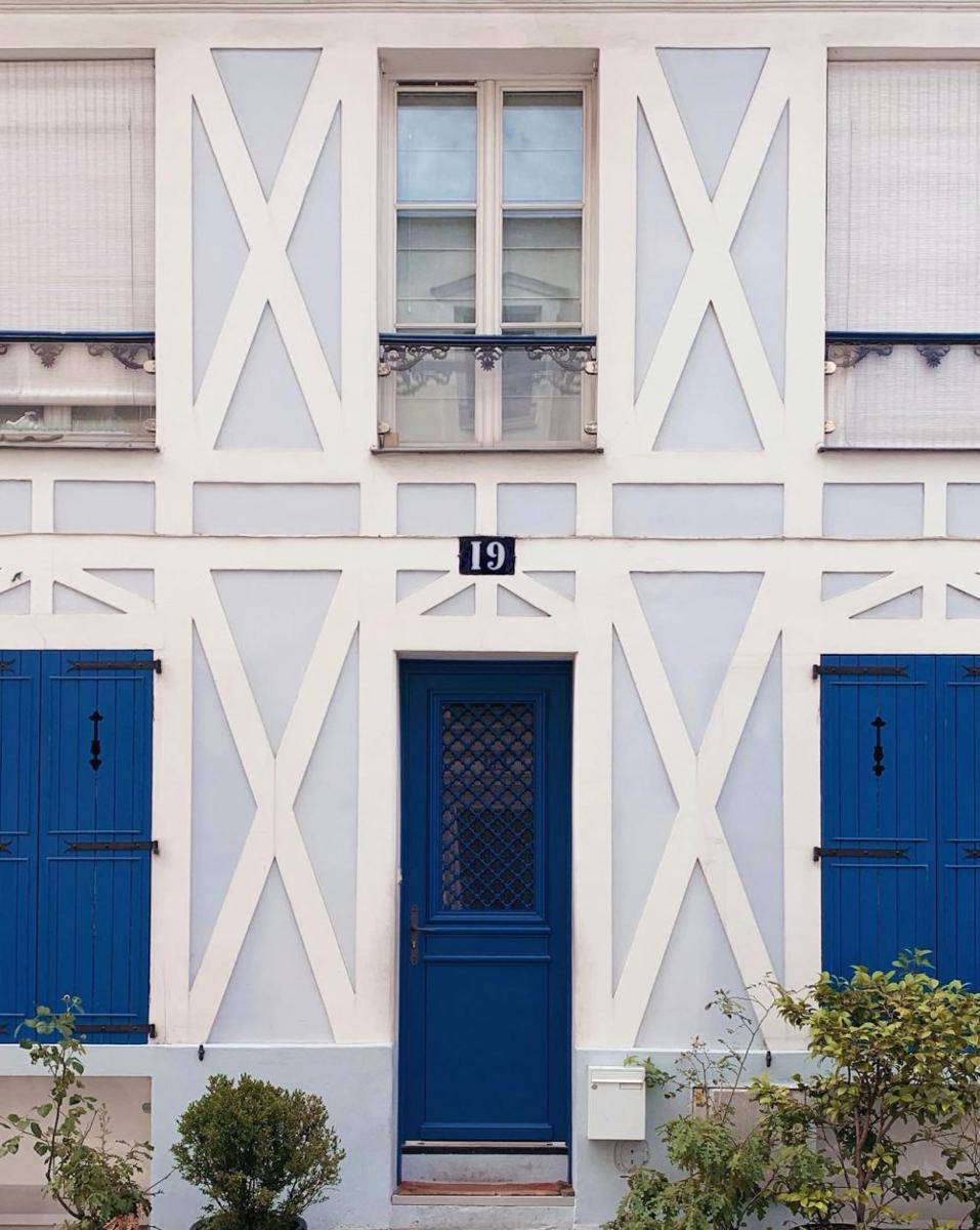 Foto desain pintu warna biru (pexels.com/Valentina M)