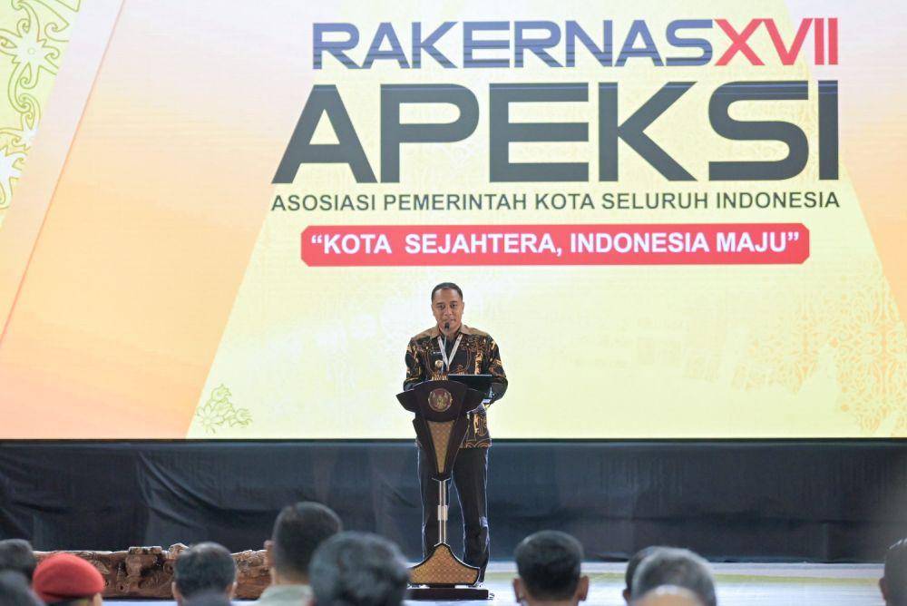 Ketua Asosiasi Pemerintah Kota Seluruh Indonesia (APEKSI) sekaligus Wali Kota Surabaya, Eri Cahyadi memimpin Rapat Kerja Nasional (Rakernas) XVII APEKSI Tahun 2024, di Kota Balikpapan, Selasa (4/6). (dok. Pemkot Surabaya)