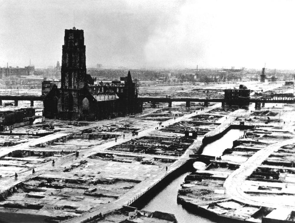 Kota Rotterdam mengalami kehancuran parah karena diserang pasukan Jerman pada Perang Dunia II (commons.wikimedia.org/U.S. Defense Visual Information Center)