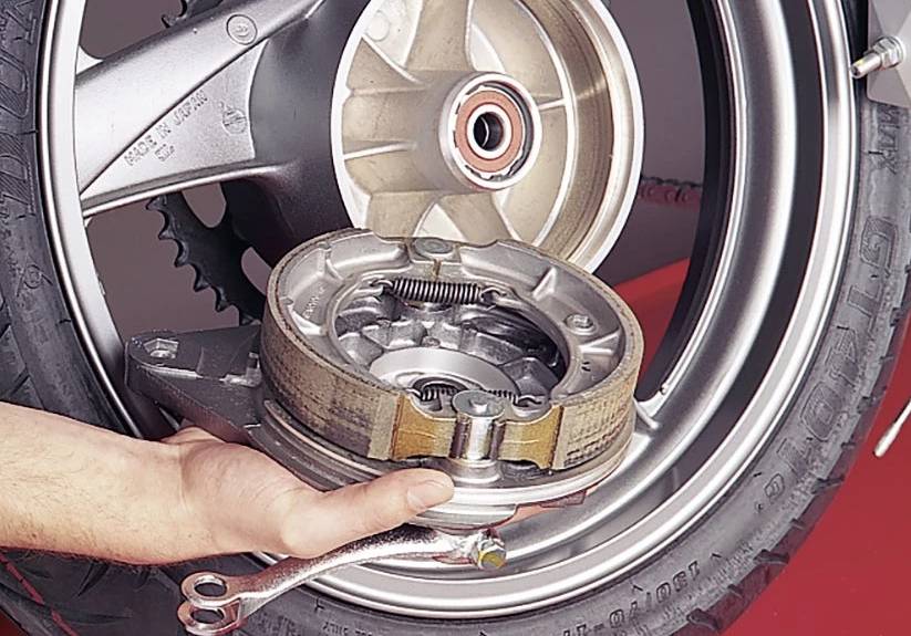 Ilustrasi rem tromol motor (louis.eu)