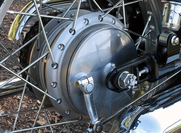 Ilustrasi rem tromol motor (wikipedia.org)