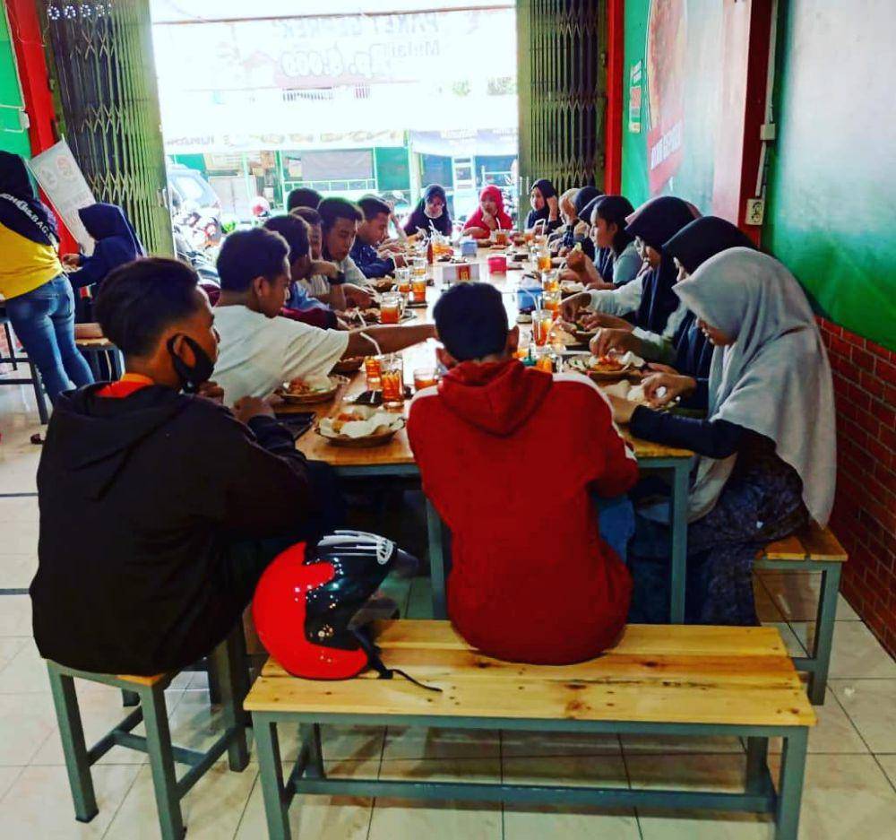 Pengunjung menikmati hidangan. (Instagram.com/ayamgepreksaikertosono)