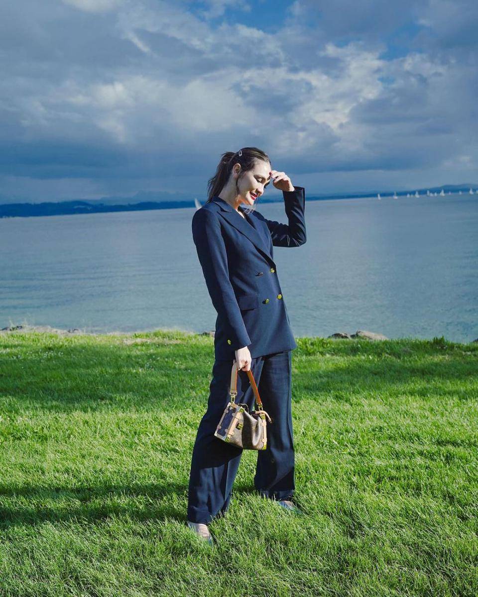 8 OOTD Office Look Ala Luna Maya, Elegan nan Karismatik! (instagram.com/lunamaya)