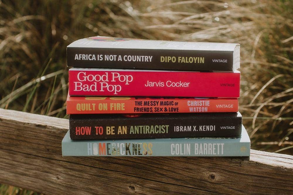 ilustrasi tumpukan buku (instagram.com/vintagebooks)