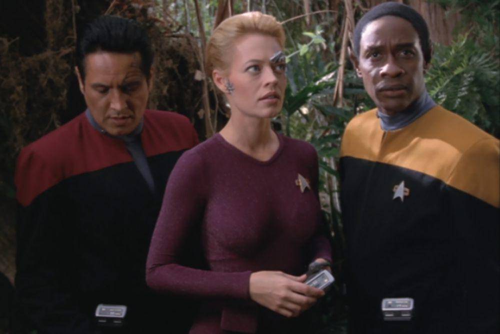 cuplikan adegan yang diperankan Jeri Ryan (tengah) dalam Star Trek: Voyager (dok. Paramount Network Television/Star Trek: Voyager)