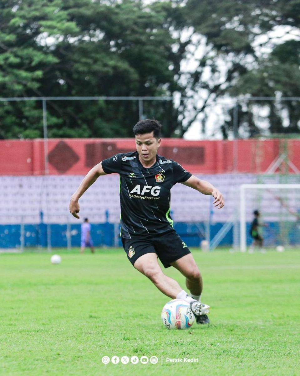 Bayu Otto saat berlatih bersama Persik Kediri. instagram.com/persikfcofficial