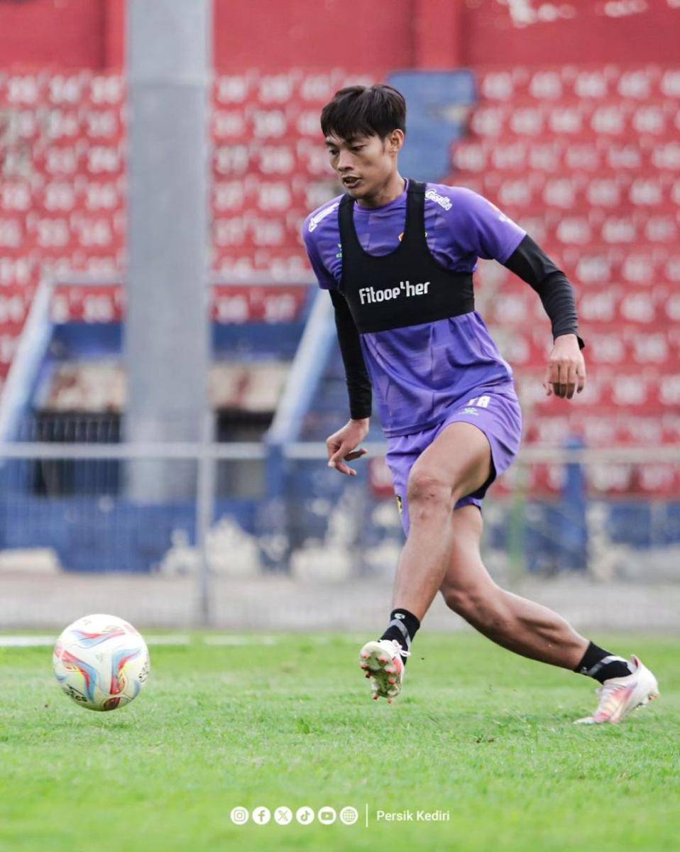 Vava Mario Yagalo saat berlatih bersama Persik Kediri. instagram.com/persikfcofficial
