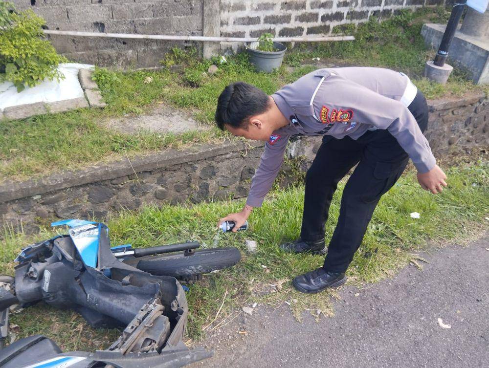 Kecelakaan lalu lintas yang melibatkan truk dan sepeda motor di Tabanan, Rabu (5/6/2024) (Dok.IDNTimes/Istimewa)