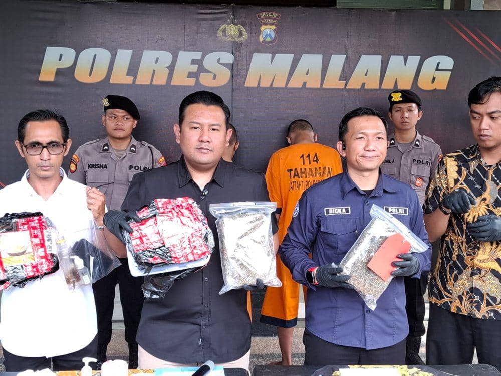 Konferensi pers kasus peredaran ganja 1,6 kilogram di Kabupaten Malang. (IDN Times/Rizal Adhi Pratama)