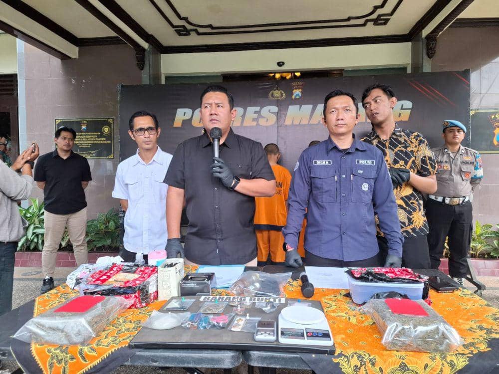 Konferensi pers kasus peredaran ganja 1,6 kilogram di Kabupaten Malang. (IDN Times/Rizal Adhi Pratama)
