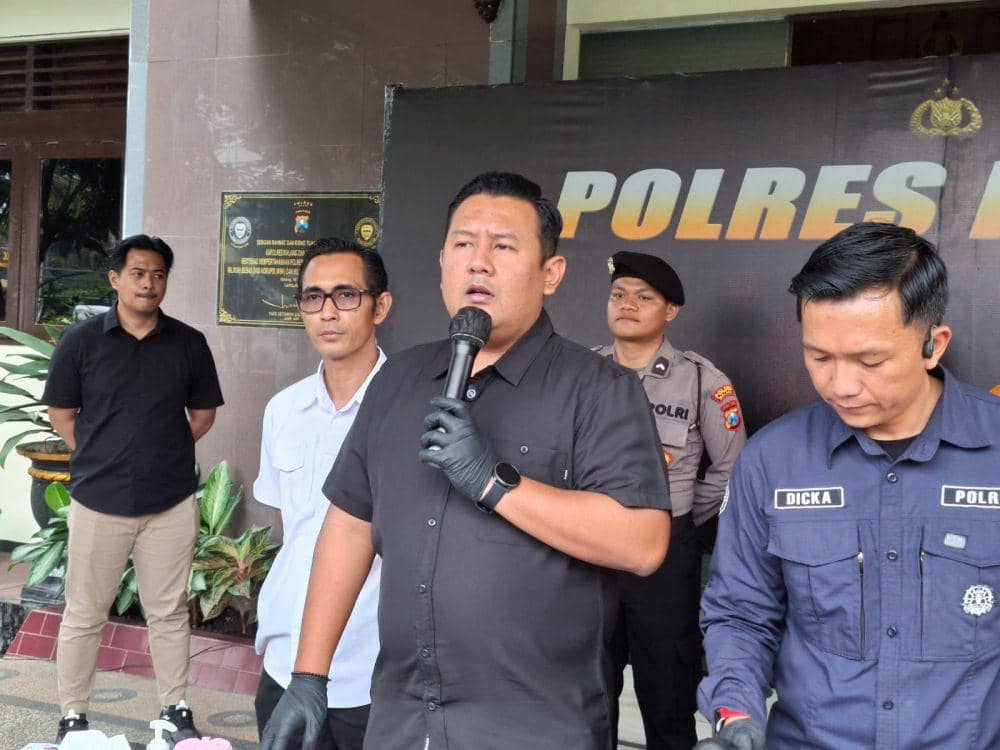 Konferensi pers kasus peredaran ganja 1,6 kilogram di Kabupaten Malang. (IDN Times/Rizal Adhi Pratama)